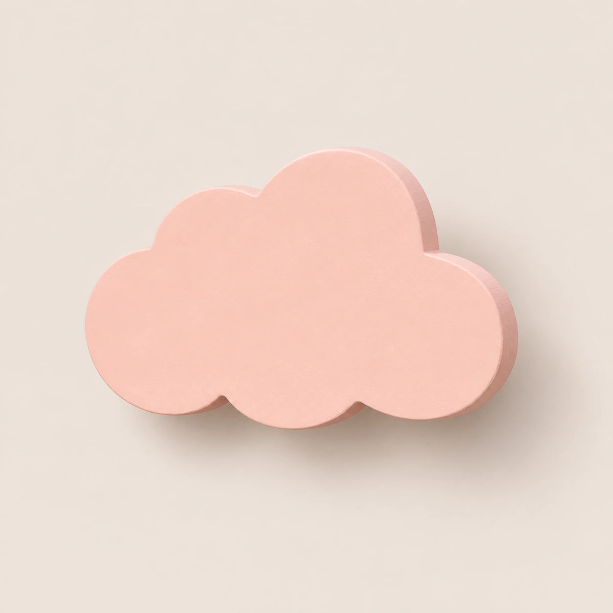 Crochet mural en bois motif Nuage poudré pour chambre enfant – vue principale du crochet décoratif sur fond beige