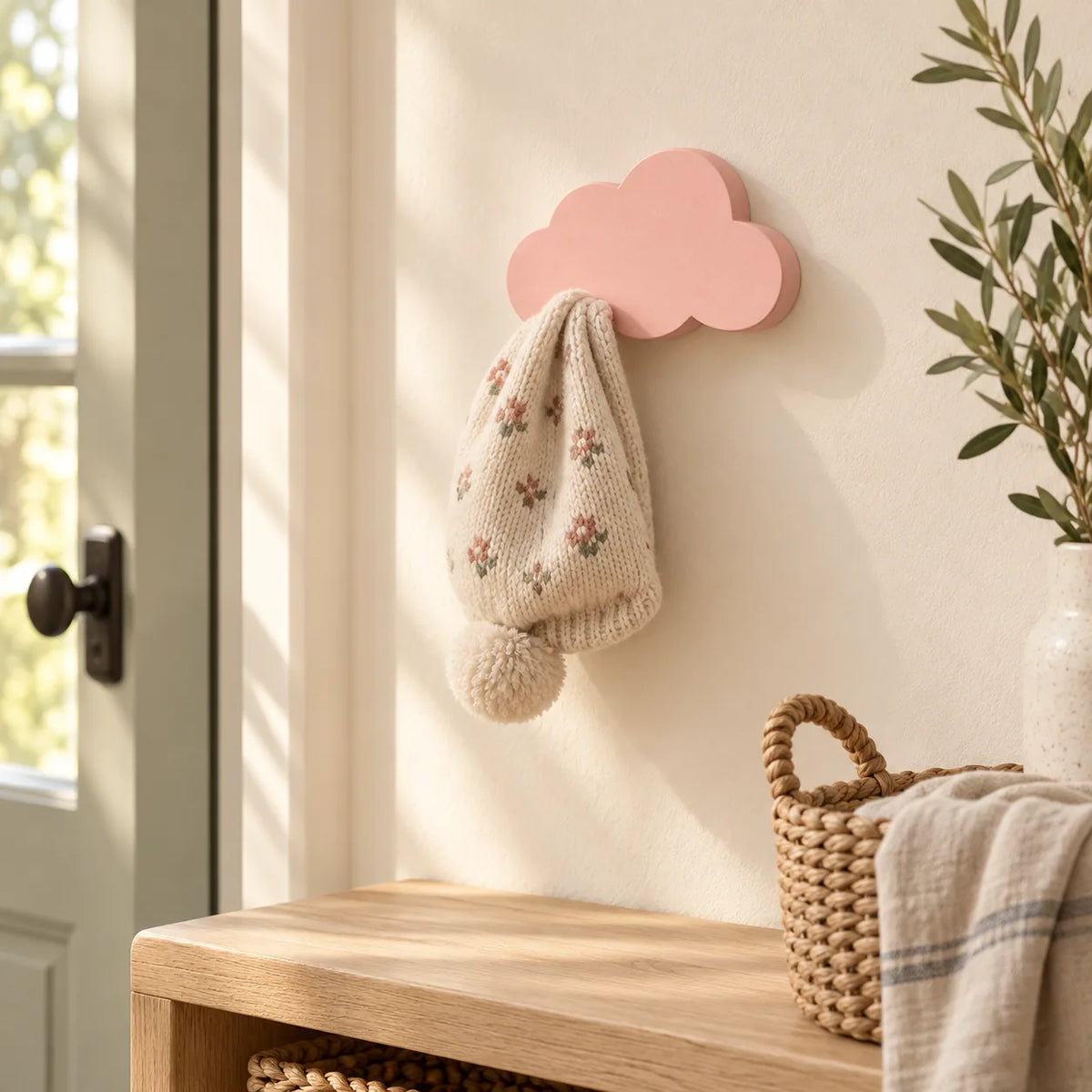 Crochet mural en bois motif Nuage poudré pour chambre enfant – dans une entrée familiale