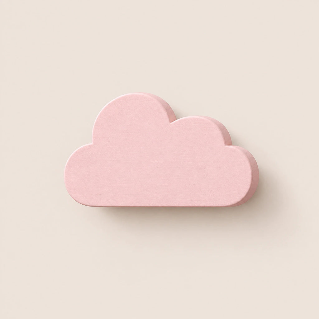 Crochet mural en bois motif nuage poudré à base droite pour chambre enfant – vue principale du crochet décoratif sur fond beige