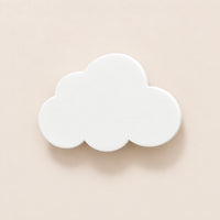 Crochet mural en bois motif Nuages blancs pour chambre enfant – vue principale du crochet décoratif sur fond beige