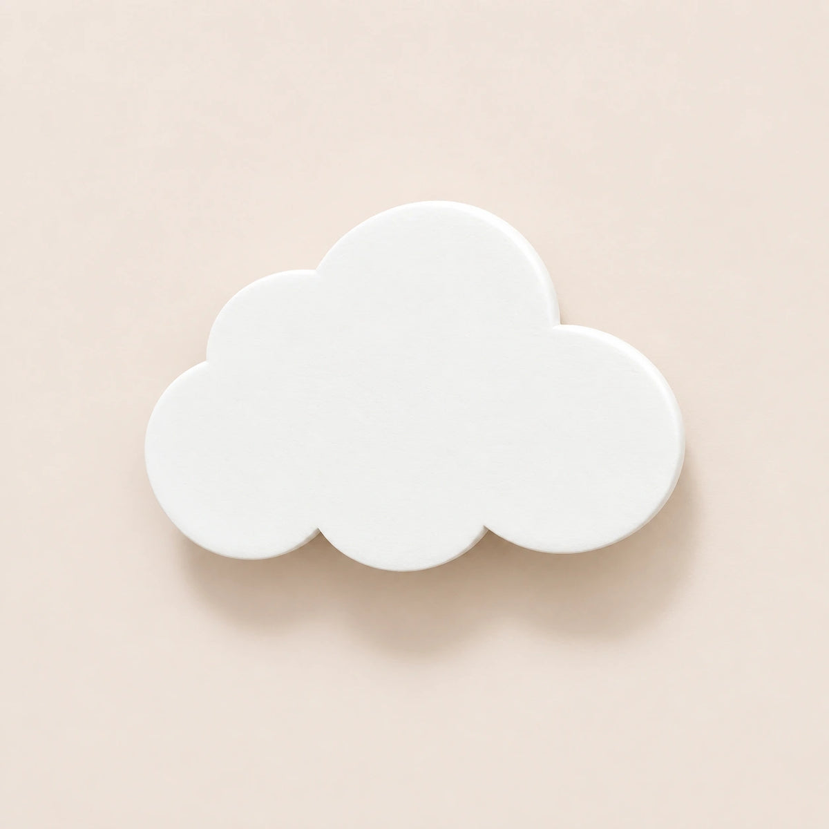 Crochet mural en bois motif Nuages blancs pour chambre enfant – vue principale du crochet décoratif sur fond beige