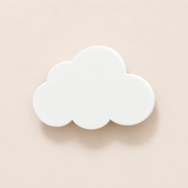 Crochet mural en bois motif Nuages blancs pour chambre enfant – vue principale du crochet décoratif sur fond beige