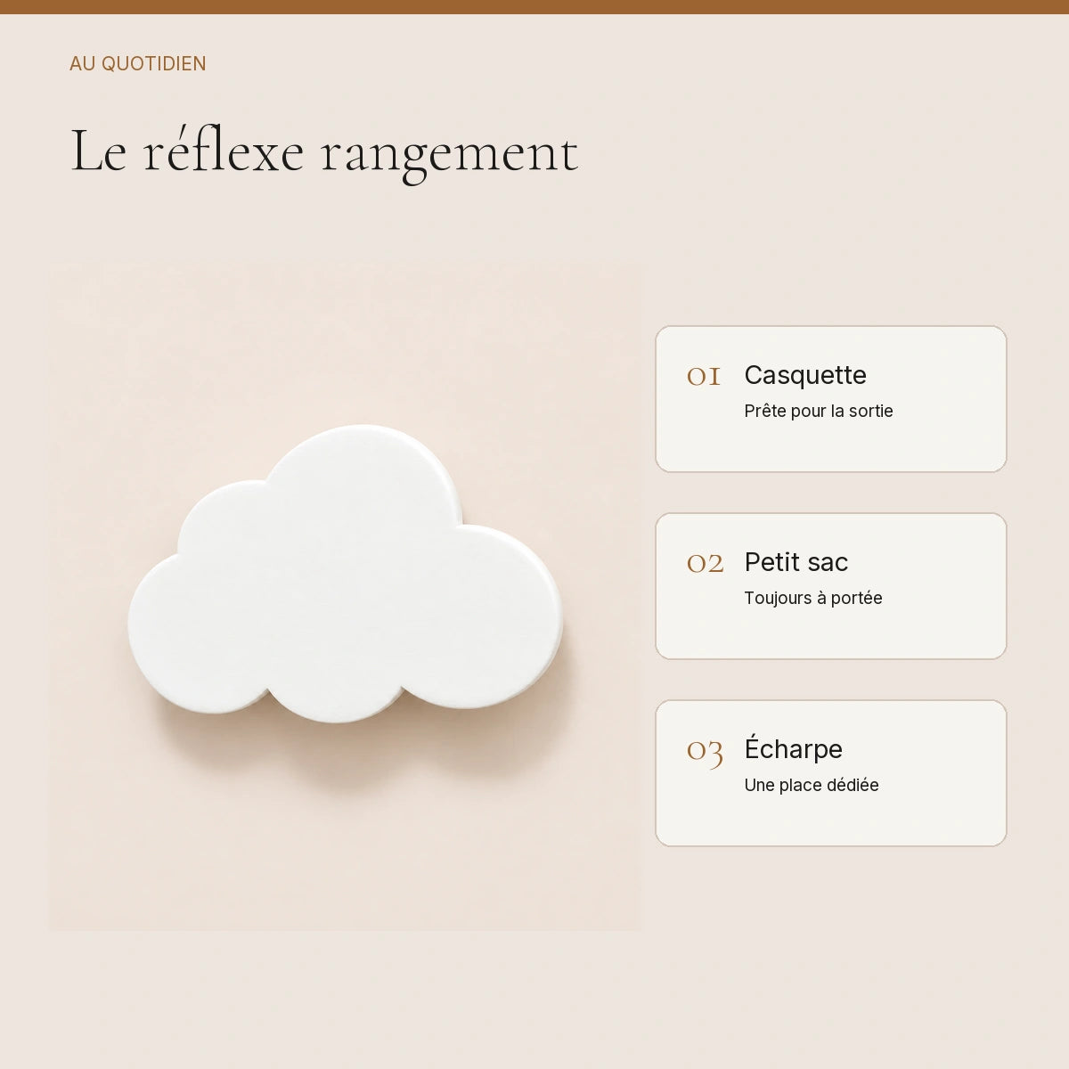 Crochet mural en bois motif Nuages blancs pour chambre enfant – idées pour ranger les accessoires enfant