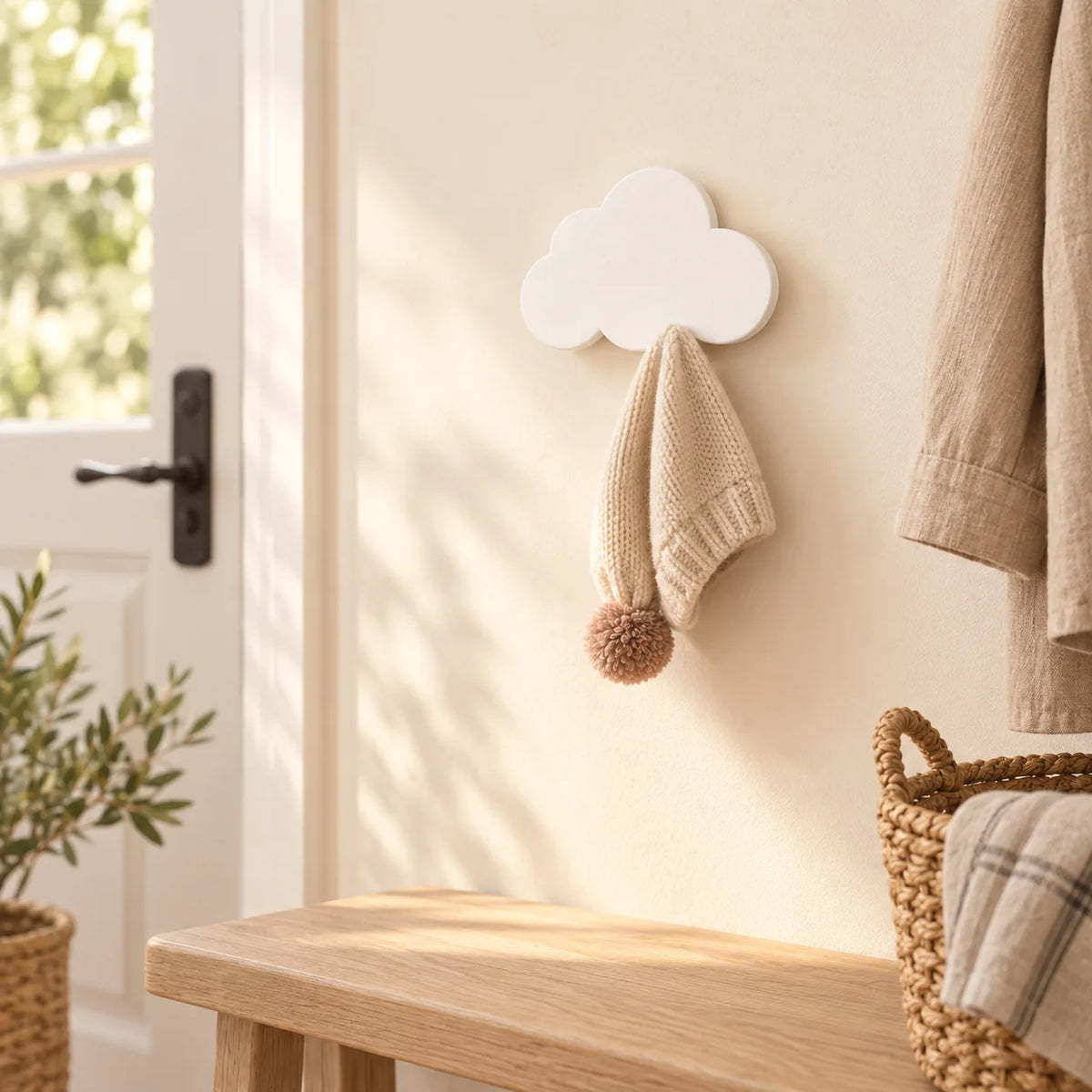 Crochet mural en bois motif Nuages blancs pour chambre enfant – dans une entrée familiale