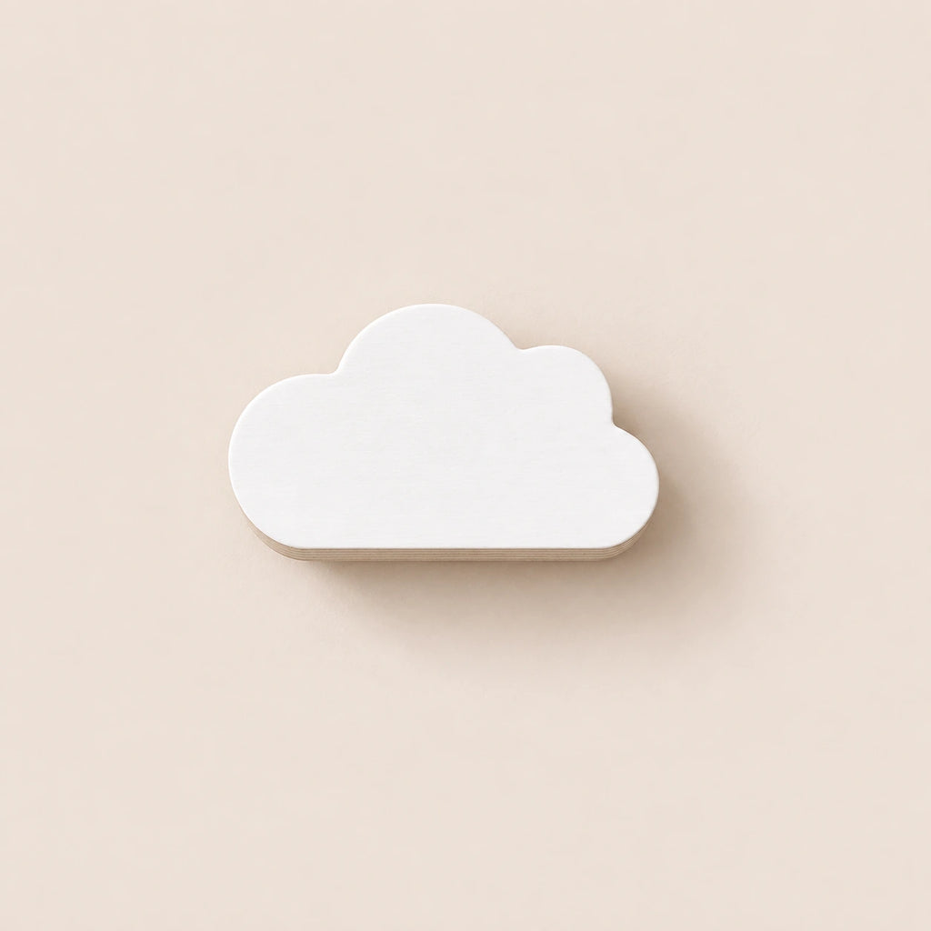 Crochet mural en bois motif nuage blanc à base droite pour chambre enfant – vue principale du crochet décoratif sur fond beige