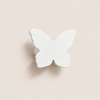 Crochet mural en bois motif Papillon blanc pour chambre enfant – vue principale du crochet décoratif sur fond beige