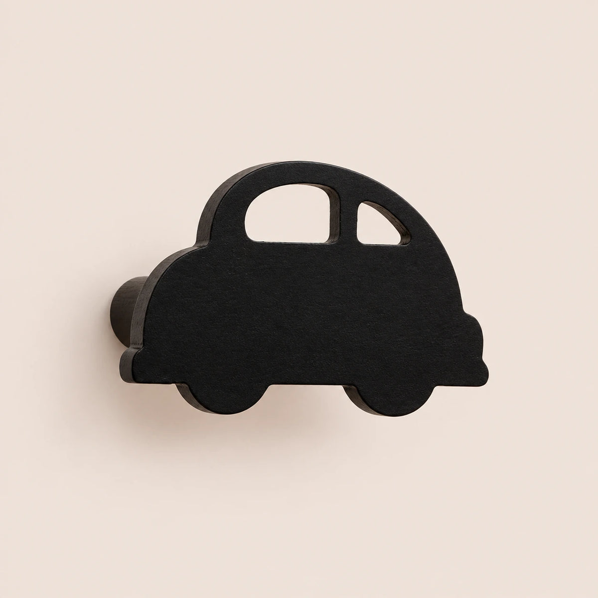 Crochet mural en bois motif Voiture noire pour chambre enfant – vue principale du crochet décoratif sur fond beige