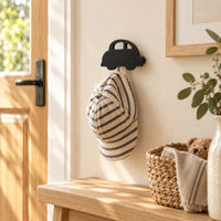 Crochet mural en bois motif Voiture noire pour chambre enfant – dans une entrée familiale