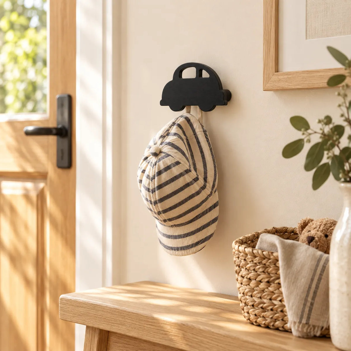 Crochet mural en bois motif Voiture noire pour chambre enfant – dans une entrée familiale