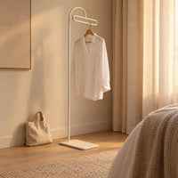 Porte-manteau portant design metal blanc 175 cm — dans une chambre avec accessoires suspendus