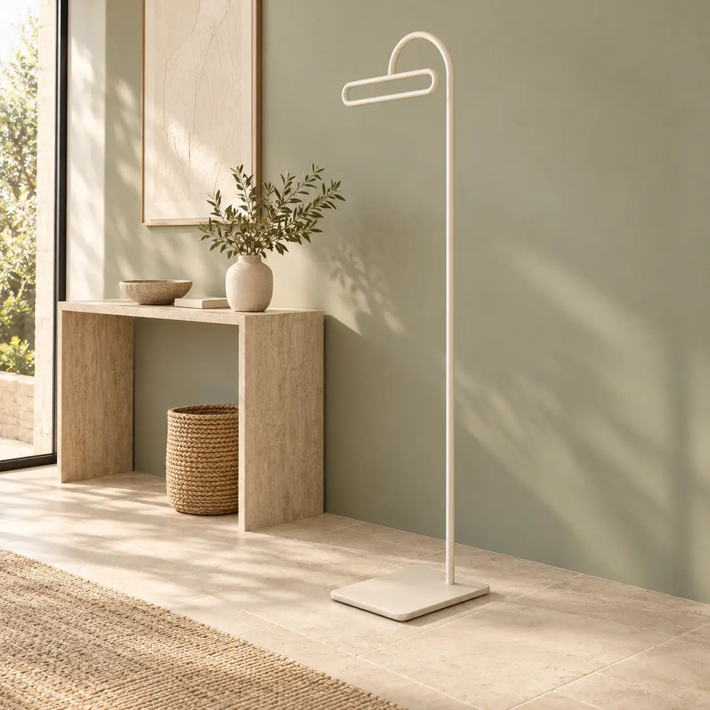 Porte-manteau portant design metal blanc 175 cm — dans une entrée aménagée