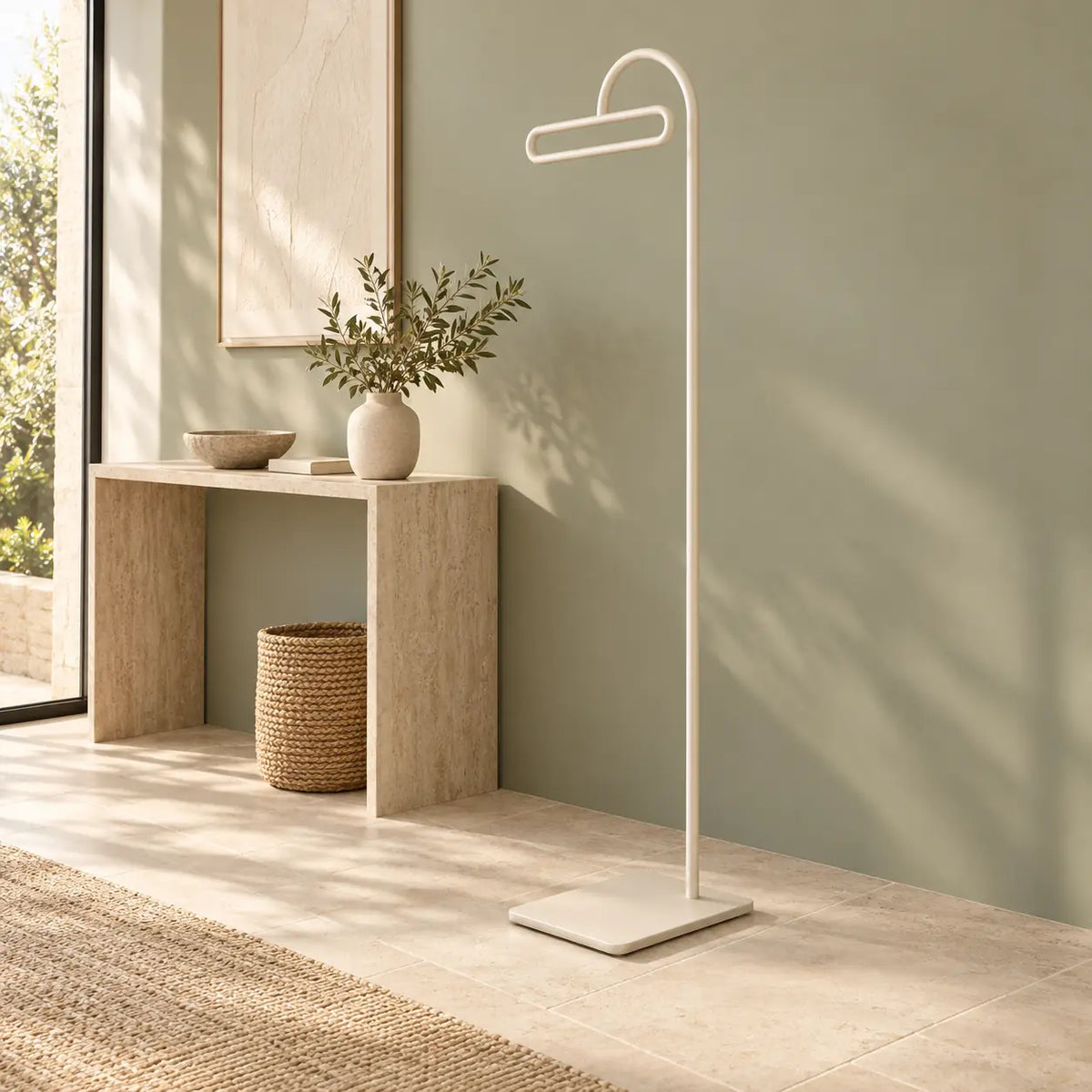 Porte-manteau portant design metal blanc 175 cm — dans une entrée aménagée