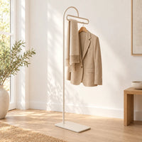 Porte-manteau portant design metal blanc 175 cm — avec une veste et une écharpe sur la barre supérieure