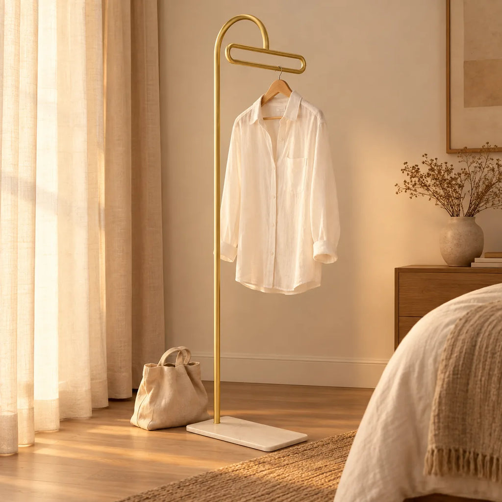 Porte-manteau portant design metal dore 175 cm — dans une chambre avec accessoires suspendus