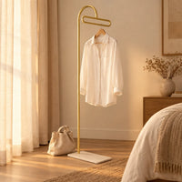 Porte-manteau portant design metal dore 175 cm — dans une chambre avec accessoires suspendus