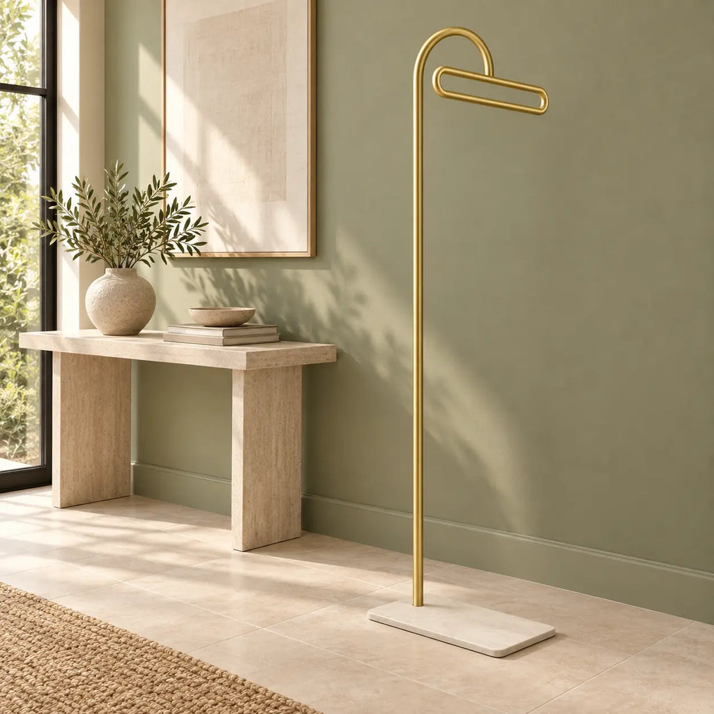 Porte-manteau portant design metal dore 175 cm — dans une entrée aménagée