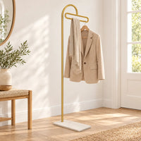 Porte-manteau portant design metal dore 175 cm — avec une veste et une écharpe sur la barre supérieure