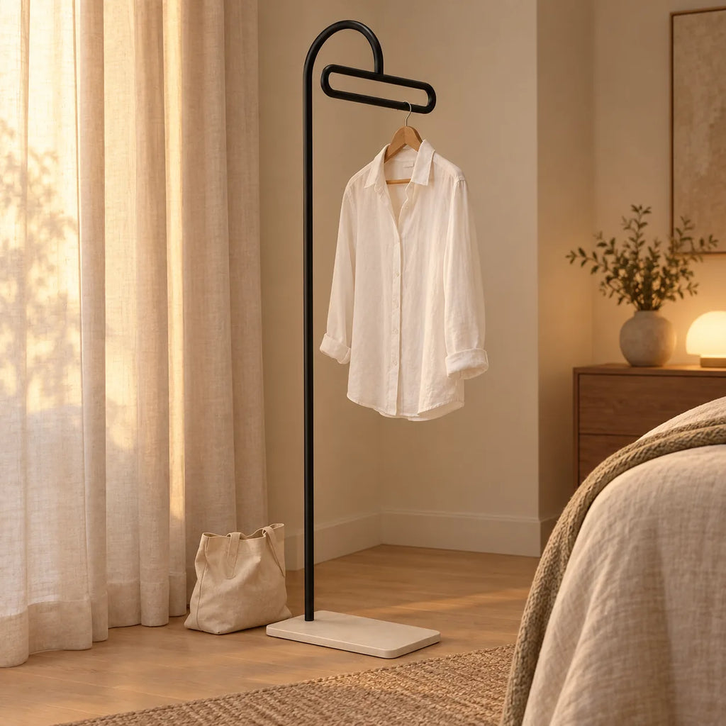 Porte-manteau portant design metal noir 175 cm — dans une chambre avec accessoires suspendus