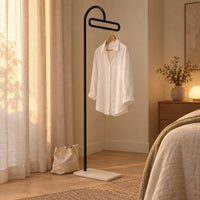 Porte-manteau portant design metal noir 175 cm — dans une chambre avec accessoires suspendus