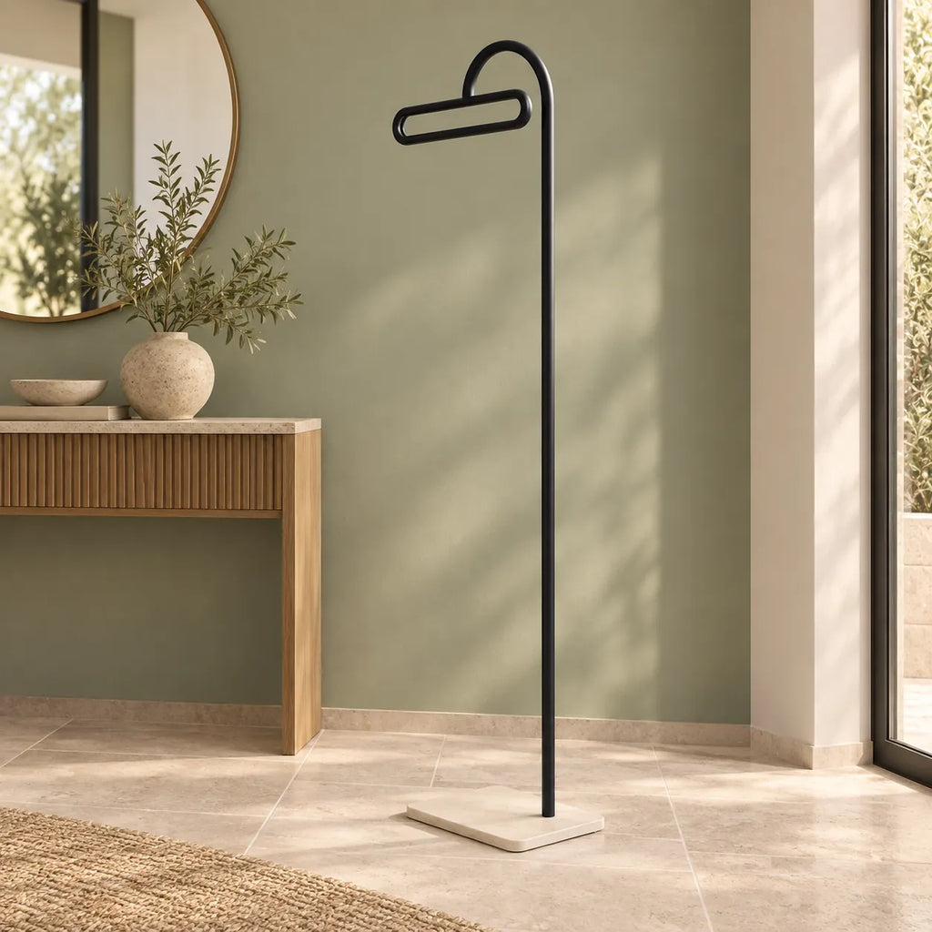 Porte-manteau portant design metal noir 175 cm — dans une entrée aménagée