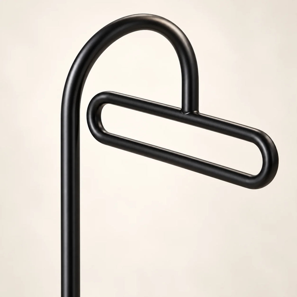 Porte-manteau portant design metal noir 175 cm — en gros plan sur la partie supérieure