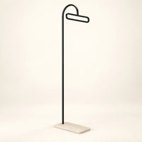 Porte-manteau portant design metal noir 175 cm — sur fond clair
