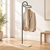 Porte-manteau portant design metal noir 175 cm — avec une veste et une écharpe sur la barre supérieure