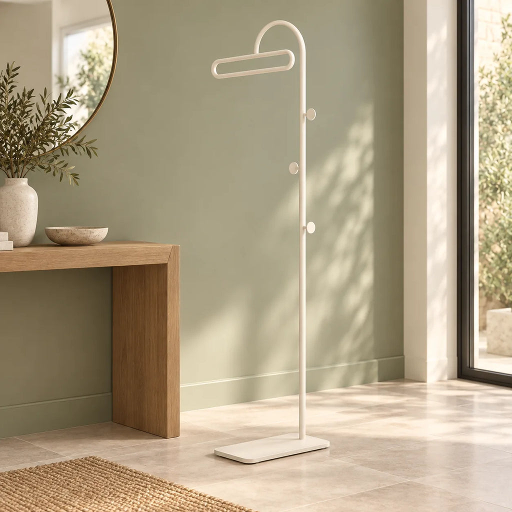 Porte-manteau portant metal blanc 175 cm — dans une entrée aménagée