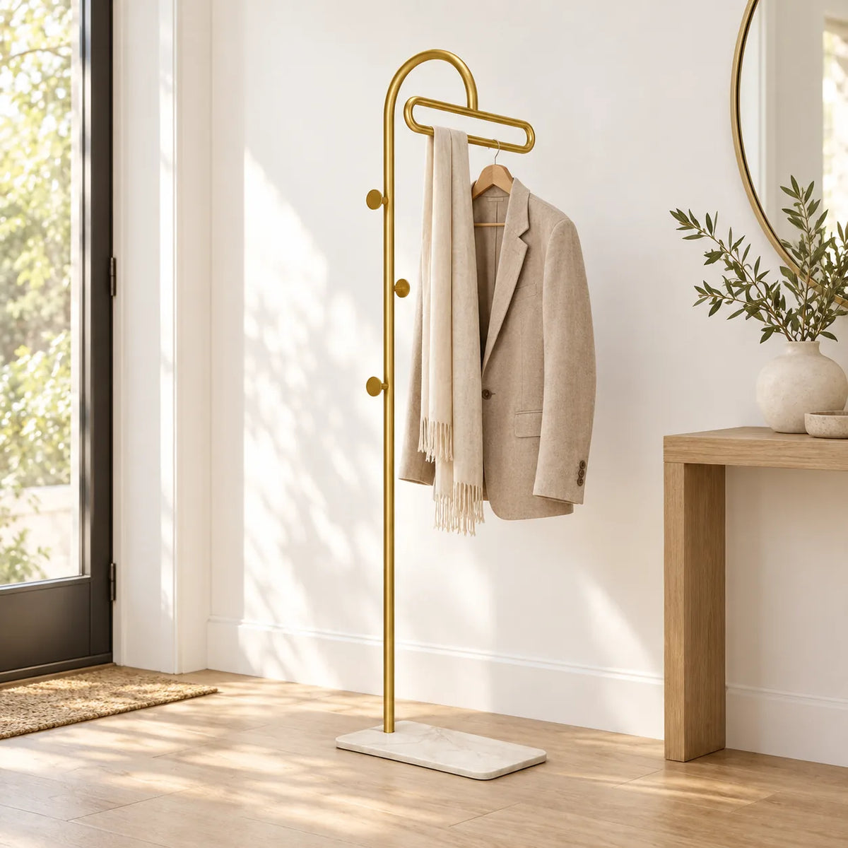 Porte-manteau portant metal dore 175 cm — avec une veste et une écharpe sur la barre supérieure
