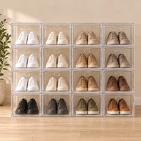 Composition de boîtes transparentes empilables pour organiser les chaussures.