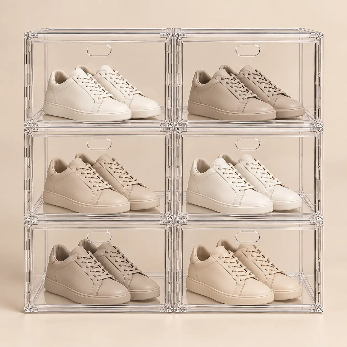 Deux colonnes de boîtes à chaussures transparentes sur fond beige.