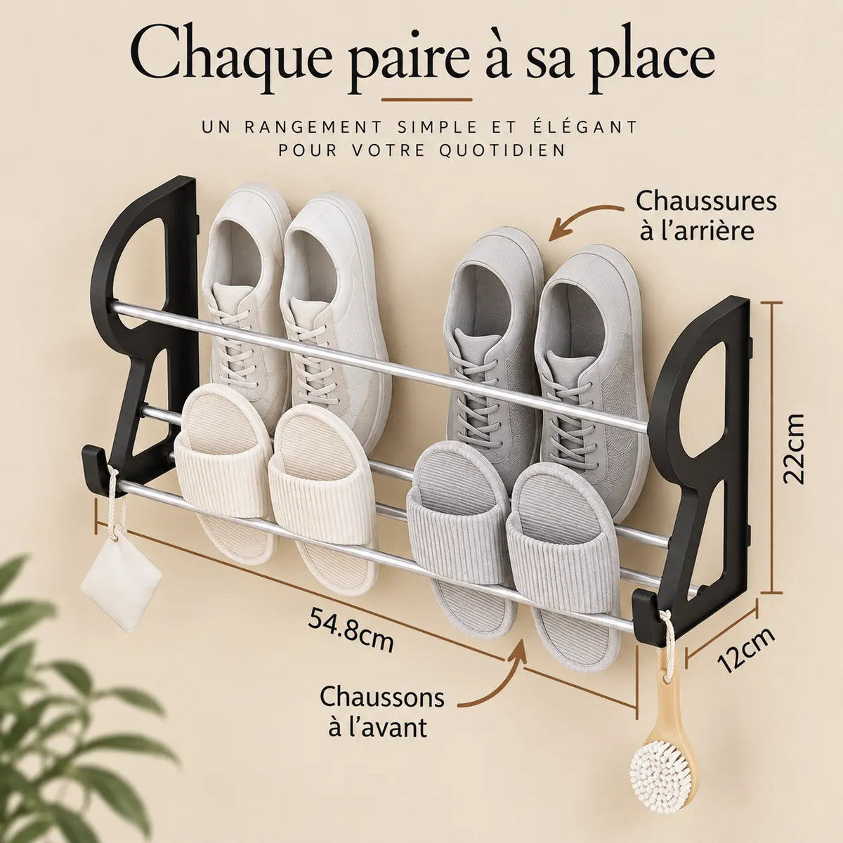 Utilisation du rangement mural avec chaussures à l’arrière et chaussons à l’avant.