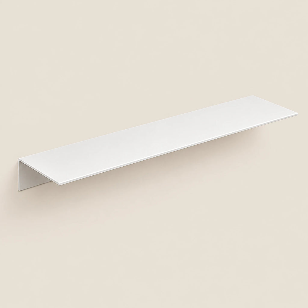 Étagère salle de bain aluminium blanche 30 cm : vue du produit sur fond beige