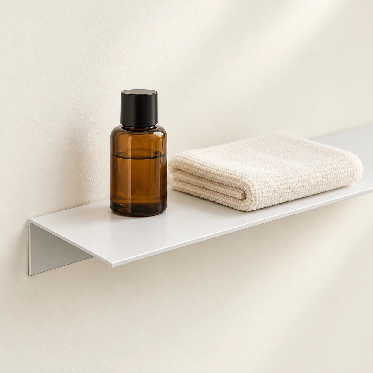Étagère salle de bain aluminium blanche 30 cm : finition et accessoires en situation