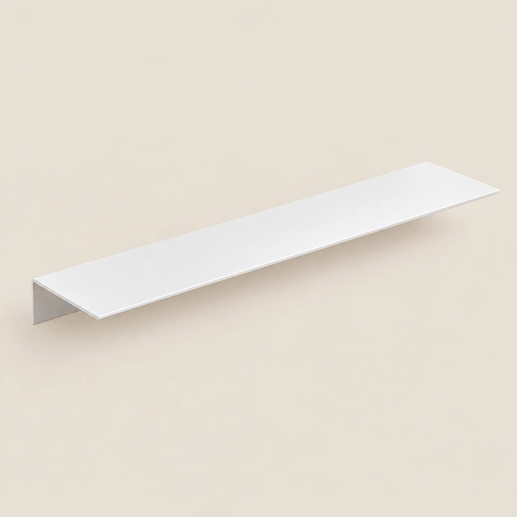 Étagère salle de bain aluminium blanche 50 cm : vue du produit sur fond beige