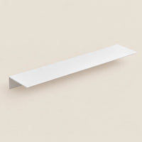 Étagère salle de bain aluminium blanche 50 cm : vue du produit sur fond beige