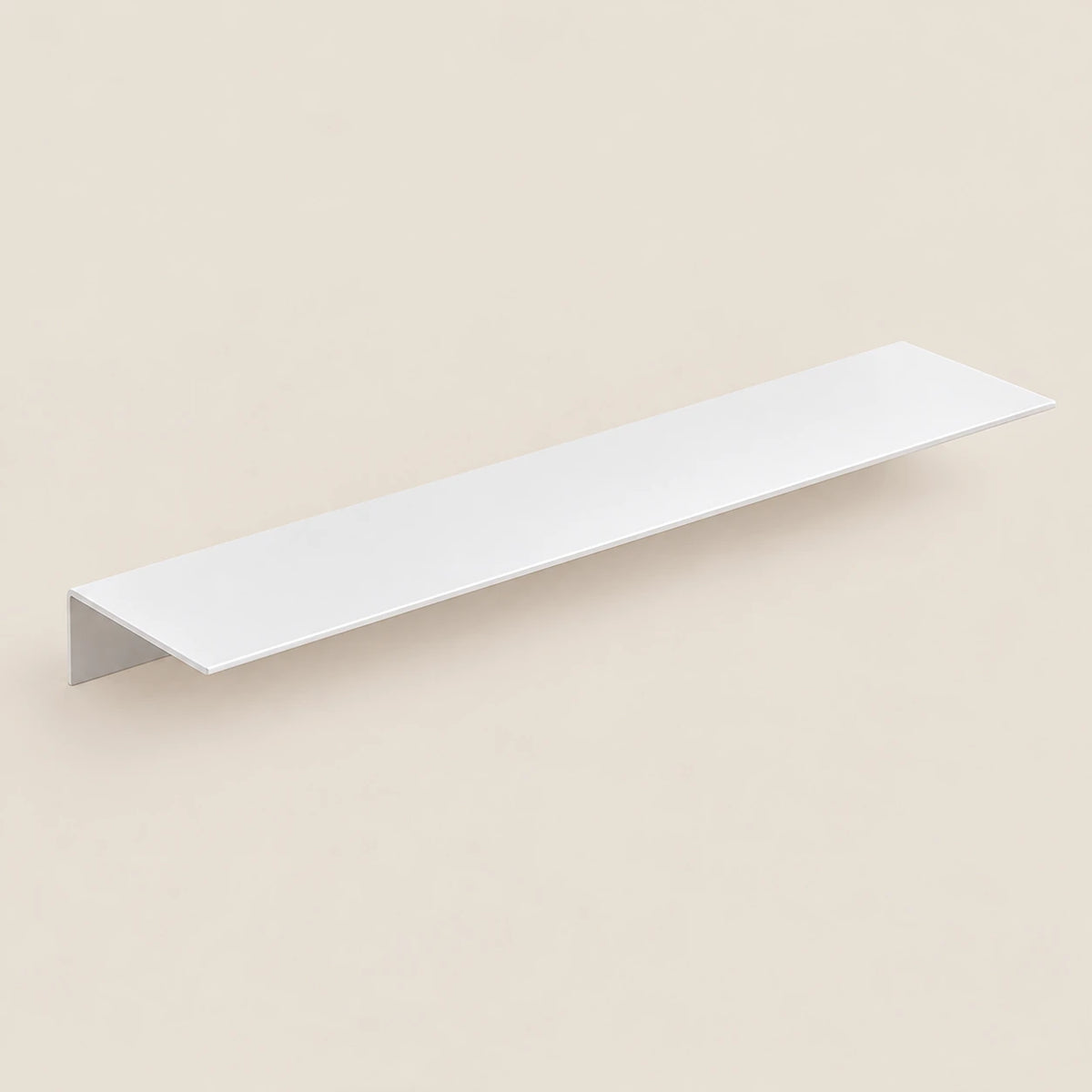Étagère salle de bain aluminium blanche 50 cm : vue du produit sur fond beige