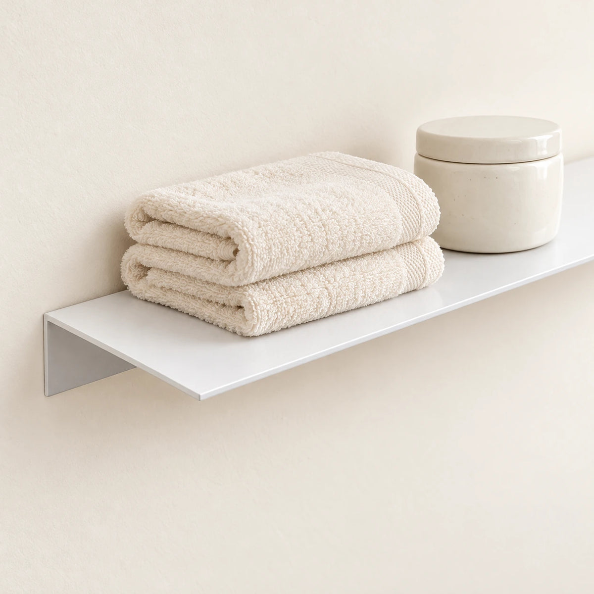 Étagère salle de bain aluminium blanche 50 cm : finition et accessoires en situation
