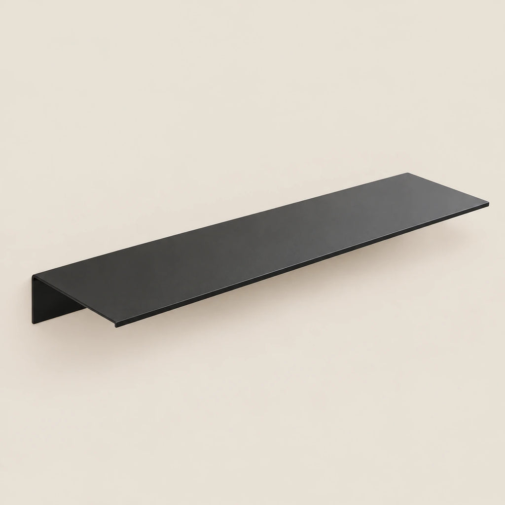 Étagère salle de bain aluminium noire 30 cm : vue du produit sur fond beige
