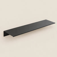 Étagère salle de bain aluminium noire 30 cm : vue du produit sur fond beige