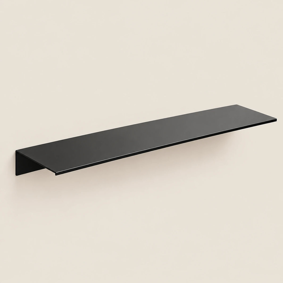 Étagère salle de bain aluminium noire 50 cm : vue du produit sur fond beige