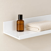 Étagère salle de bain avec rebord blanche 30 cm : finition et accessoires en situation