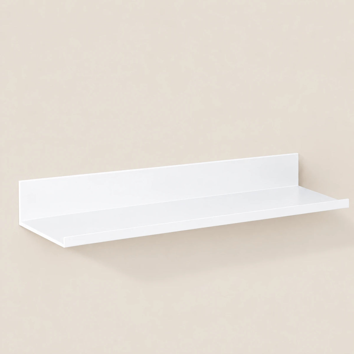 Étagère salle de bain avec rebord blanche 50 cm : vue du produit sur fond beige