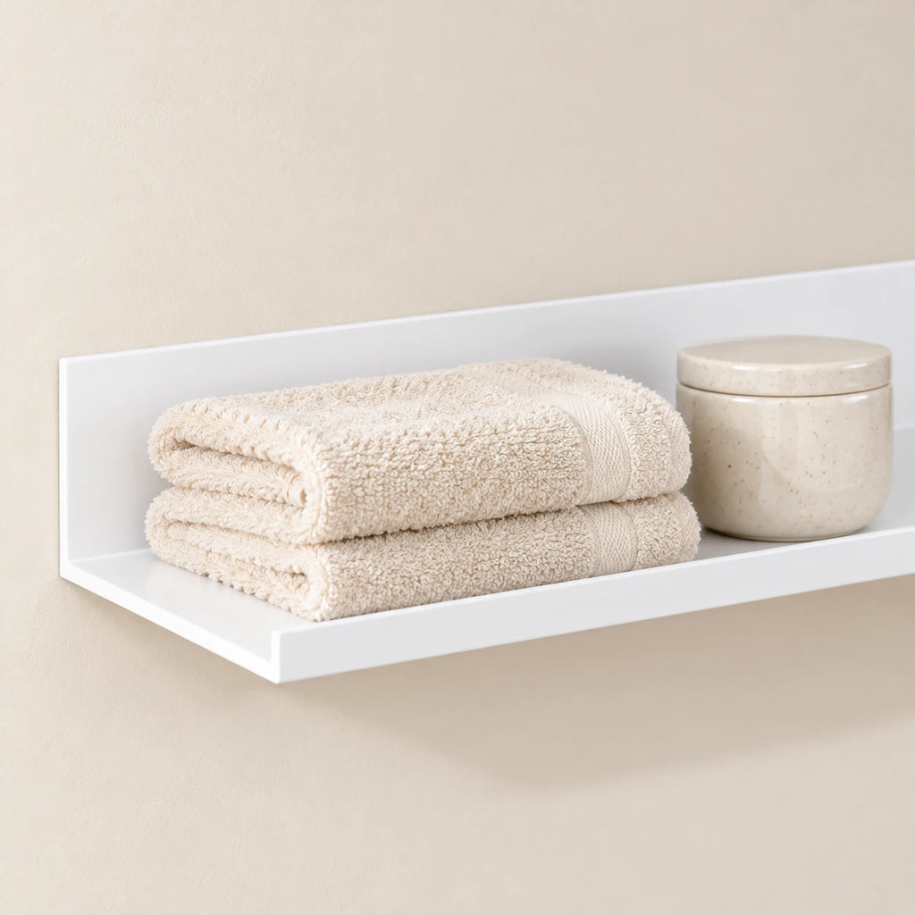 Étagère salle de bain avec rebord blanche 50 cm : finition et accessoires en situation