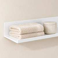 Étagère salle de bain avec rebord blanche 50 cm : finition et accessoires en situation