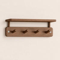 Étagère murale avec crochets noyer 33 cm - vue principale sur fond beige