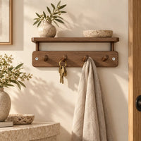 Étagère murale avec crochets noyer 33 cm - mise en scène dans une entrée