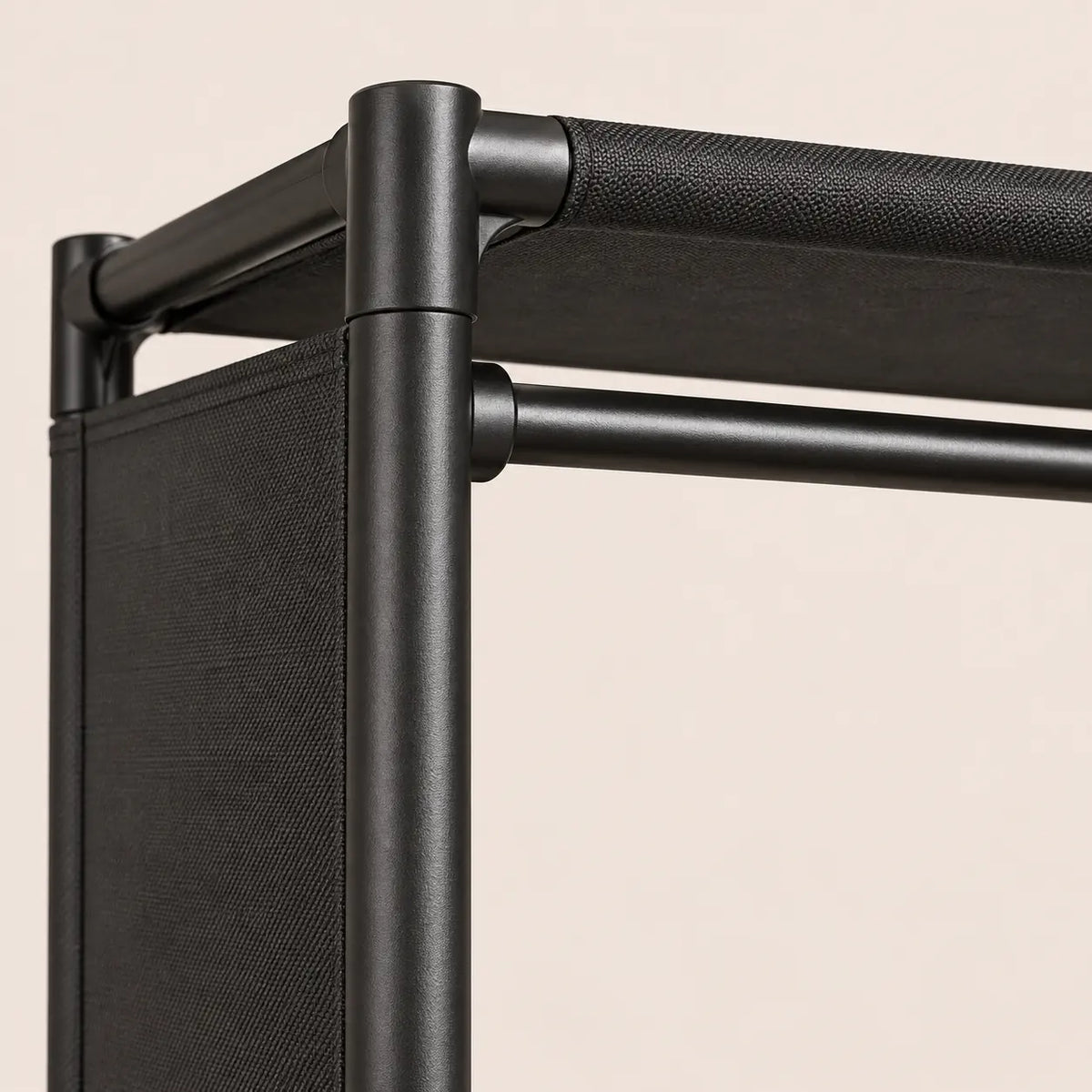 Penderie noire 1 colonne 60 cm métal - detail des finitions