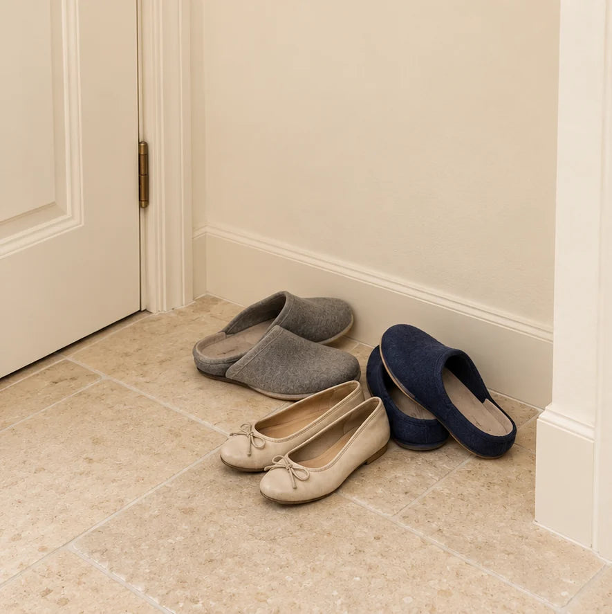 Illustration d’usage avant rangement : affaires encombrantes — famille chaussures-porte
