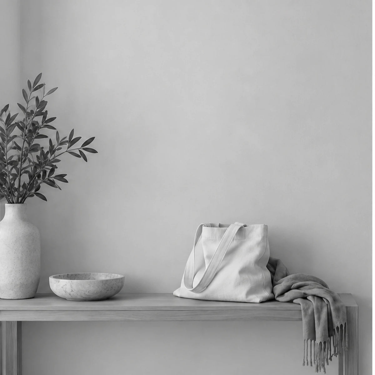 Avant illustratif en gris : sac et foulard posés sur la console